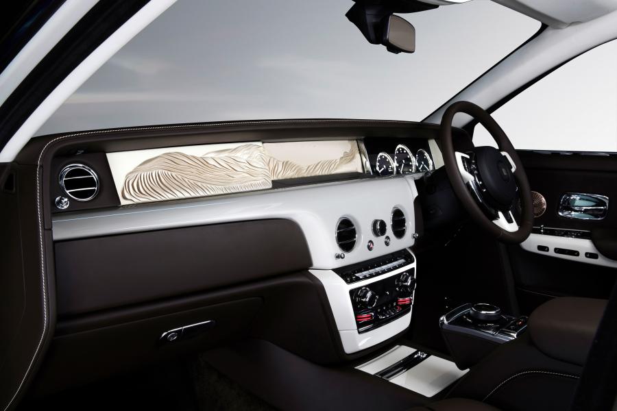 Торпедо Rolls-Royce Phantom EWB Whispered Muse 2018 года  (фото 4 из 7)